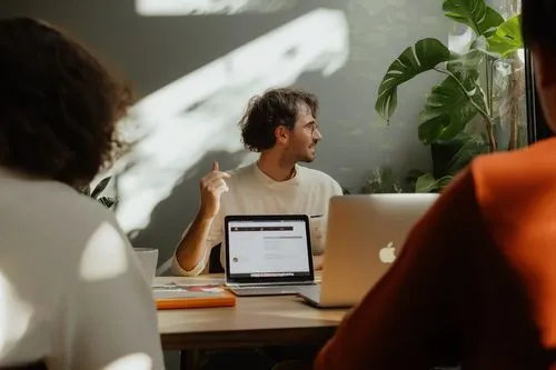 Sesión colaborativa revisando dashboards y métricas de negocio